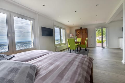 Bed, TV and multimedia, Photo of the whole room