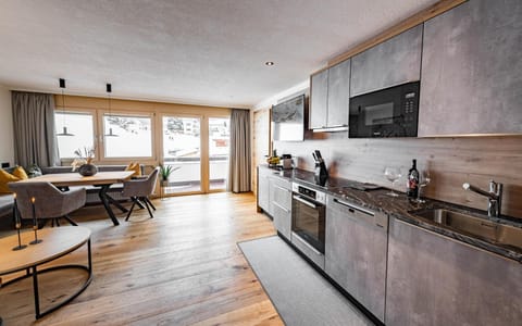 Kitchen or kitchenette, Living room, Seating area, Dining area, dishwasher, minibar, pet friendly, stove