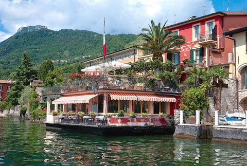 Restaurant/places to eat, Facade/entrance, Balcony/Terrace, Lake view, Landmark view