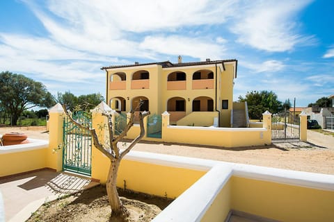 Facade/entrance, Balcony/Terrace