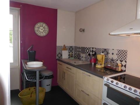 Dining area, pet friendly, stove