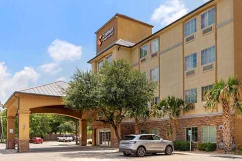 Comfort Inn & Suites Near Six Flags & Medical Center Hotel in San Antonio