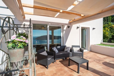 Patio, Balcony/Terrace, Seating area, Dining area, Sea view