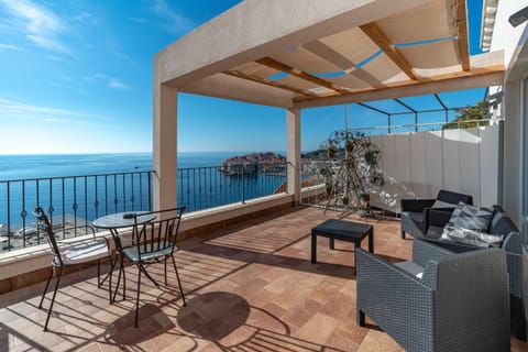 Patio, Natural landscape, View (from property/room), Balcony/Terrace, Dining area, Sea view