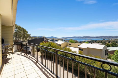 Dromaius 5 - 3BR Townhouse l Lake Views l Spa Bath l WiFi l BBQ House in Jindabyne