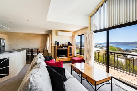 Dromaius 5 - 3BR Townhouse l Lake Views l Spa Bath l WiFi l BBQ House in Jindabyne