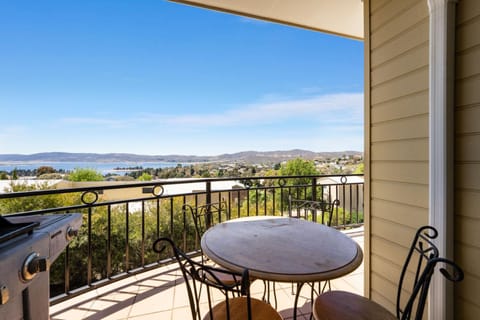 Dromaius 5 - 3BR Townhouse l Lake Views l Spa Bath l WiFi l BBQ House in Jindabyne