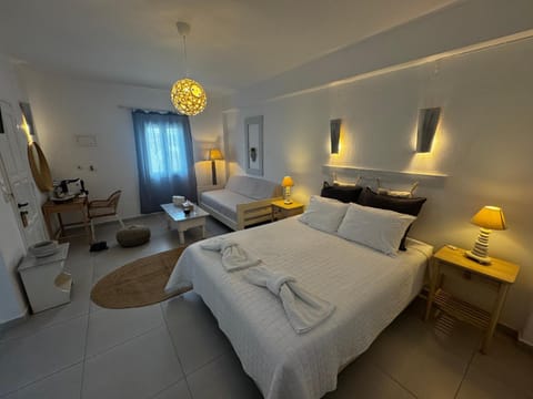 Property building, Bed, Coffee/tea facilities, Photo of the whole room, Seating area, Bedroom, towels, wardrobe