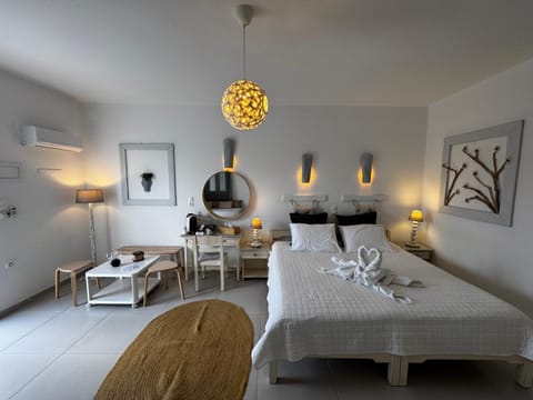 Property building, Bed, Photo of the whole room, Seating area, Bedroom, towels