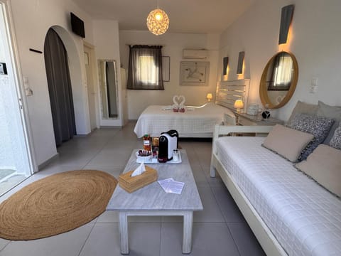 Shower, Property building, Patio, Bed, Bathroom, Coffee/tea facilities, View (from property/room), Kitchen or kitchenette, Living room, Bedroom, towels, wardrobe, air conditioner