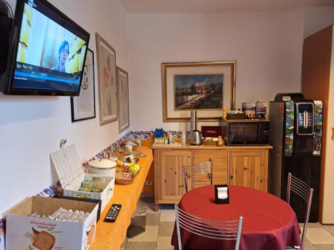 Restaurant/places to eat, Communal lounge/ TV room, TV and multimedia, Breakfast