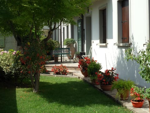 Property building, Facade/entrance, Garden, Garden view