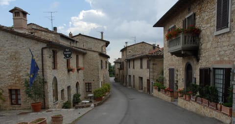 Neighbourhood, Street view