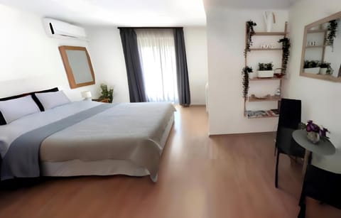 Bed, TV and multimedia, Bedroom