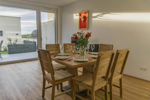Living room, Photo of the whole room, Decorative detail, Seating area, Dining area