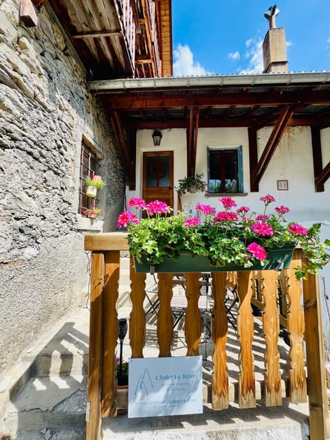 Property building, Day, Balcony/Terrace