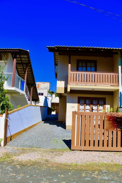 Sobrado com piscina em Mariscal Rutilio N125 House in Porto Belo