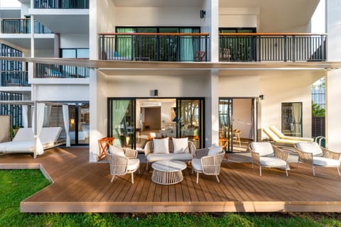 Property building, Patio, Day, Garden, View (from property/room), Balcony/Terrace, Living room, Seating area, Dining area, Garden view, sunbed