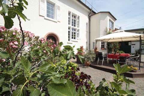 Patio, Facade/entrance