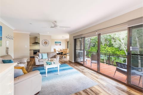 Bay Parklands, 49 2 Gowrie Ave - ducted aircon, Wifi, views, pool, tennis Condo in Nelson Bay