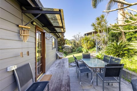 Baggies On Dutchies, 9 Burbong Street - Large Pet Friendly house with spectacular waterviews, Wi-Fi and air con Haus in Corlette