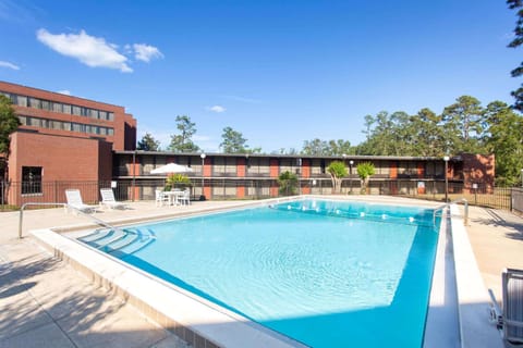 Days Inn & Suites by Wyndham Tallahassee Conf Center I-10 Hotel in Tallahassee
