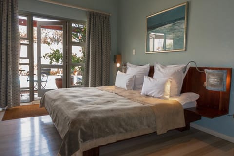 Rosedene Lodge - 24h solar with pool and garden Chambre d’hôte in Sea Point