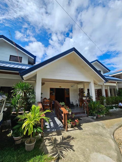 Bella Vita Guest House Bed and Breakfast in Coron