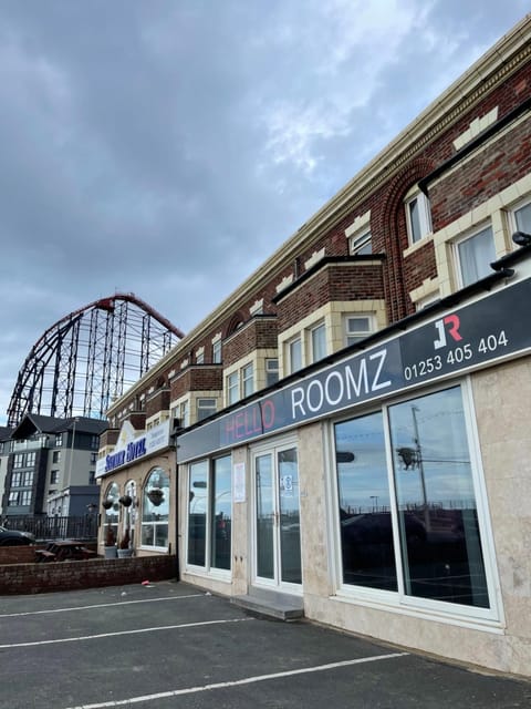Hello Roomz - Pleasure Beach Hotel in Blackpool