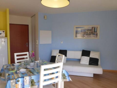 Appartement moderne 2P, 4 couchages, terrasse, proche plage et centre, parking, St Gilles Croix de Vie - FR-1-224-217 Apartment in Saint-Gilles-Croix-de-Vie