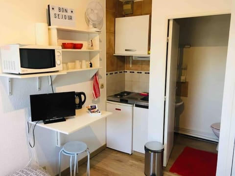 TV and multimedia, Kitchen or kitchenette, minibar, stove