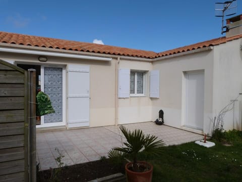 Maison de Vacances à La Tranche-sur-Mer, Proche Plage et Centre-ville, avec Jardin et Terrasse - FR-1-194-144 House in La Tranche-sur-Mer