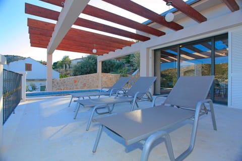 Balcony/Terrace, Pool view, Sea view