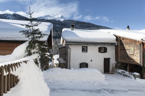 Facade/entrance, Day, Winter, On site