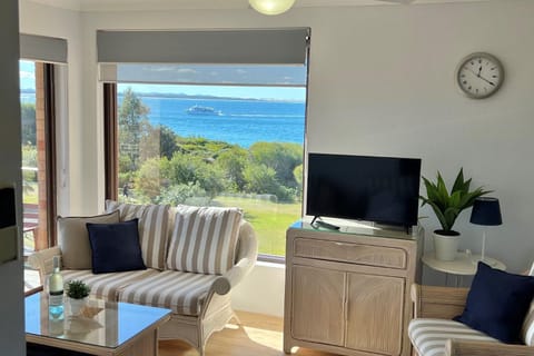 Promenade, 12 8 Intrepid Cl - fantastic waterfront unit with air con and WiFi Apartamento in Shoal Bay