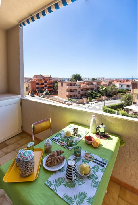 Balcony/Terrace, Food, City view, Sea view, Sea view, Street view