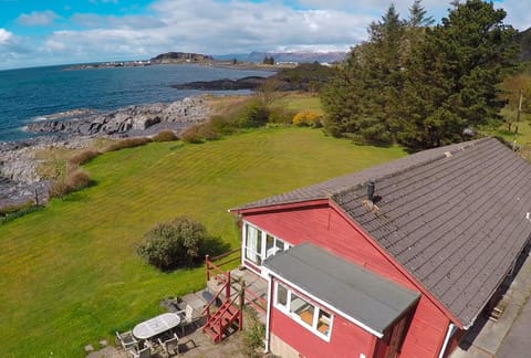 Property building, Patio, Natural landscape, Bird's eye view, Garden, Beach, Garden view, Sea view