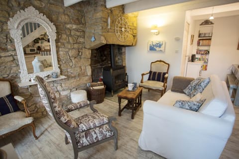 Communal lounge/ TV room, Spring, Day, Night, Winter, Summer, Living room, Decorative detail, Seating area, Autumn, Garden view, Drinks, Family, Family, Quiet street view