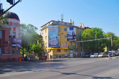 Property building, Nearby landmark, Neighbourhood, City view, Street view