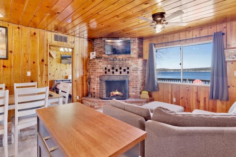 TV and multimedia, Living room, Seating area, Dining area, Lake view, Lake view