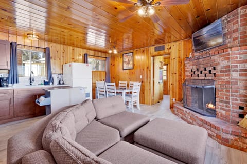 TV and multimedia, Kitchen or kitchenette, Living room, Seating area, Dining area, flat iron