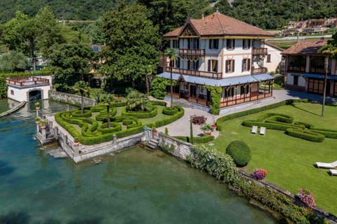 Property building, Natural landscape, Garden, Photo of the whole room, Garden view