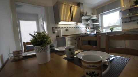 Coffee/tea facilities, Kitchen or kitchenette, Dining area