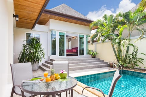 Property building, Patio, Day, Garden, Balcony/Terrace, Seating area, Dining area, Swimming pool