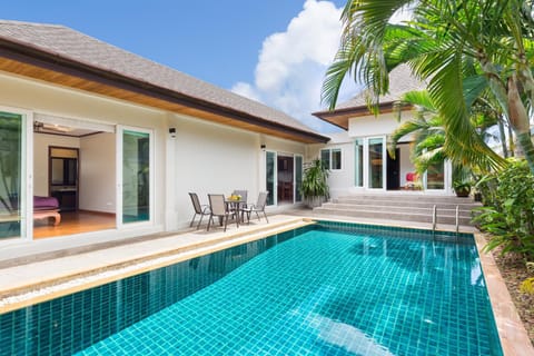 Property building, Patio, Day, Balcony/Terrace, Swimming pool, Swimming pool