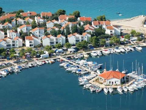 Bird's eye view, Area and facilities