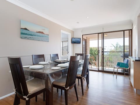 Endeavour 3 large three bedroom unit with filtered water views Apartment in Shoal Bay