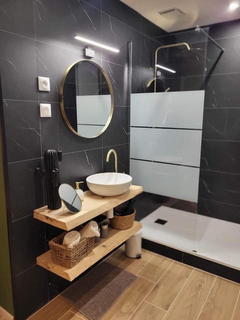 Les Secrets du Lac Love hotel in Hauts-de-France