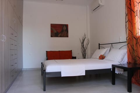 Bed, Living room, Photo of the whole room, Bedroom, air conditioner