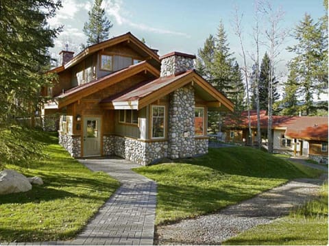 Patricia Lake Bungalows Campingplatz /
Wohnmobil-Resort in Yellowhead County